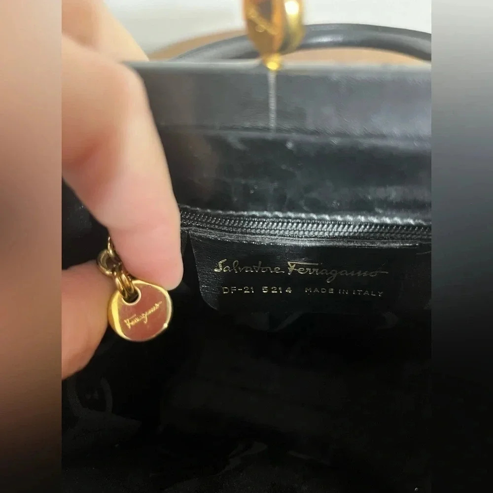 Vintage Salvatore Ferragamo Vala‎ Small Black Leather purse - Picture 7 of 15